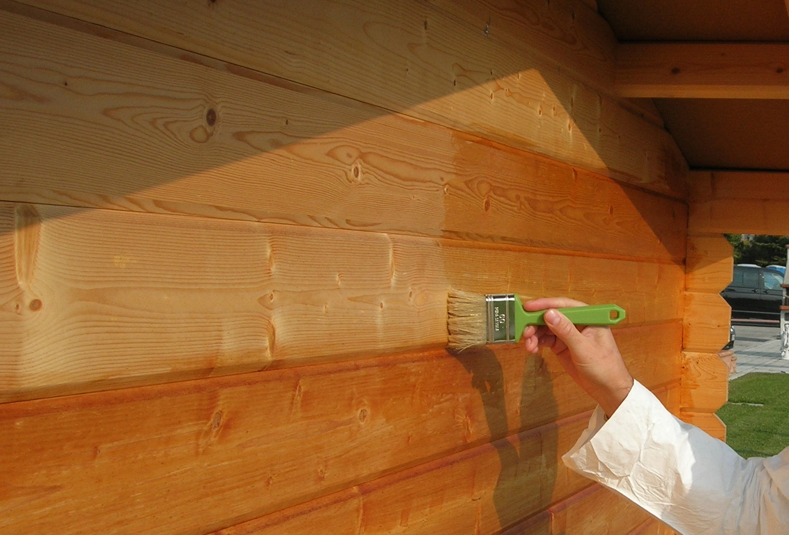 Applying wood varnish