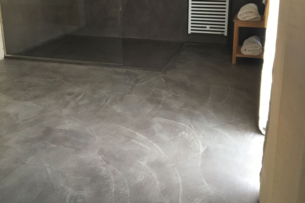 Microbond laid with bold contrasting trowel strokes