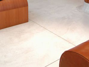 Control joints in a seamless floor